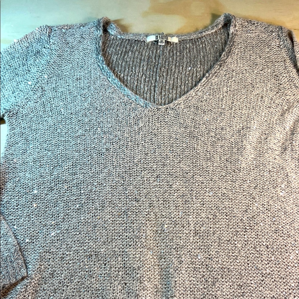 BB Dakota Light Gray V-Neck Sweater that shimmers Sz M